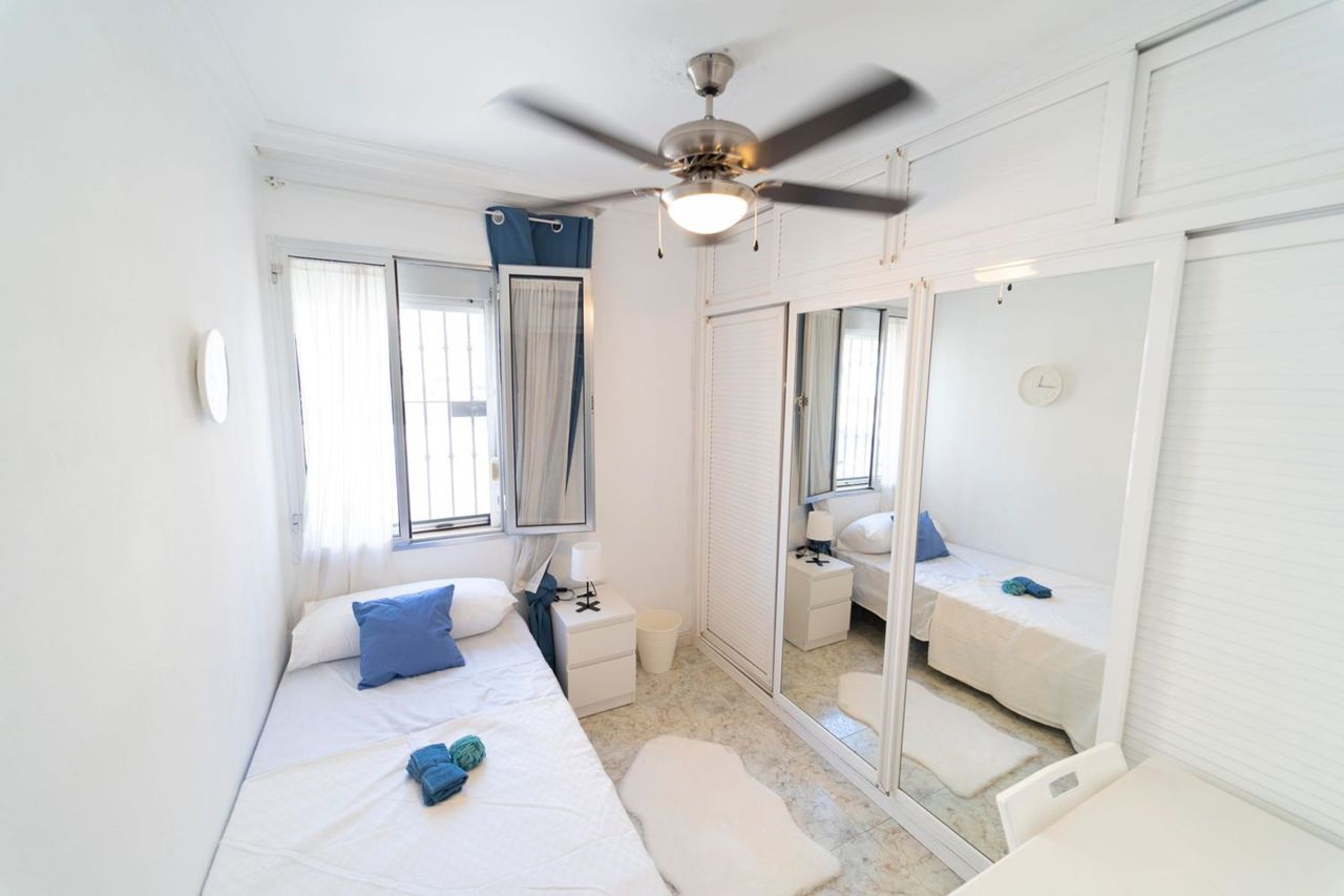 Habitación en Calle Puerto de los Alazores, 11, Rochelambert, Sevilla - alojamiento en Rochelambert