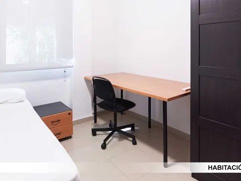 Habitación en Room in Santo Ángel - alojamiento en Santo Ángel, 12, Parque de los Principes - Calle Niebla, Sevilla