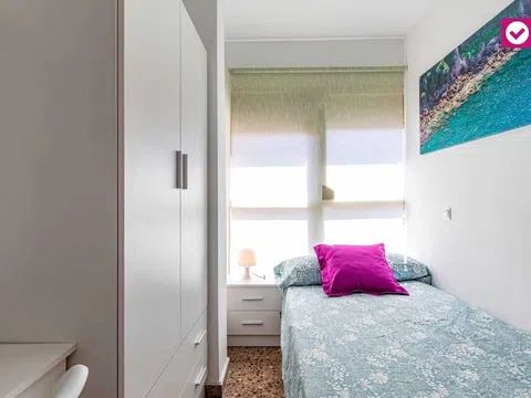 Habitación en Calle de Pere Cabanes, Torrefiel, València - alojamiento para estudiantes en Room in Calle de Pere Cabanes, Torrefiel, València