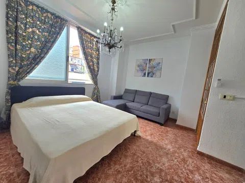 Habitación en Calle del Pintor Salvador Abril, Russafa, València - alojamiento para estudiantes en Room in Calle del Pintor Salvador Abril, Russafa, València