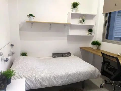 Habitación en Calle Pedro Antonio de Alarcón, Ronda - Arabial, Granada - alojamiento para estudiantes en Room in Calle Pedro Antonio de Alarcón, Ronda - Arabial, Granada