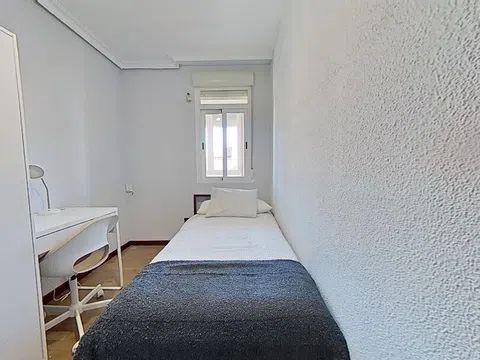 Habitación en Calle Thader, Puerta Bonita, Madrid - alojamiento para estudiantes en Room in Calle Thader, Puerta Bonita, Madrid