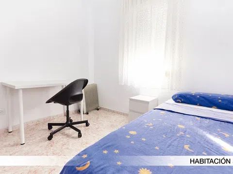 Habitación en Room in Calle Francisco Carrera Iglesias - alojamiento en Calle Francisco Carrera Iglesias, 19, Cerro del Águila, Sevilla