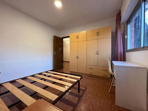 Habitación en Polígono Cartuja, Granada - alojamiento estudiantes en Room in Polígono Cartuja, Granada