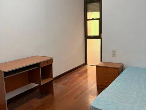 Habitación en Calle Tejeiro, 21, Figares, Granada - alojamiento para estudiantes en Room in Calle Tejeiro, 21, Figares, Granada