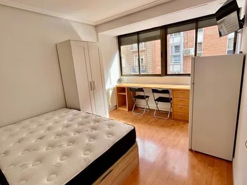 Habitación en Calle de Pedro Lapuyade, 37, San José, Zaragoza - alojamiento para estudiantes en Room in Calle de Pedro Lapuyade, 37, San José, Zaragoza
