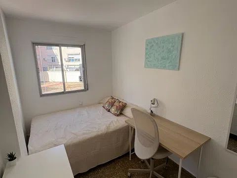 Habitación en Room in Calle Alonso de Palencia - alojamiento en Calle Alonso de Palencia, 11, Carranque - Haza Cuevas, Málaga