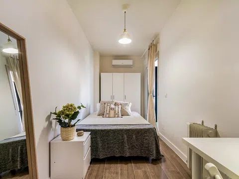 Habitación en Paseo de la Reina Cristina, 23, Jerónimos, Madrid - alojamiento en Paseo de la Reina Cristina, 23, Jerónimos, Madrid