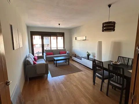 Piso en Flat / apartment in Calle Poetisa Alfonsin - alojamiento en Flat / apartment in Calle Poetisa Alfonsina Domínguez, 3, El Consul - El Romeral, Málaga