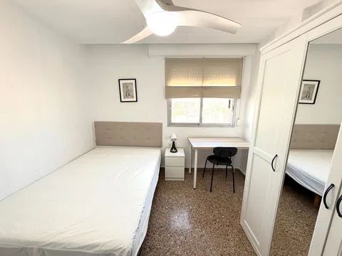 Habitación en Avenida del Doctor Waksman, 15, En Corts, València - alojamiento para estudiantes en Room in Avenida del Doctor Waksman, 15, En Corts, València