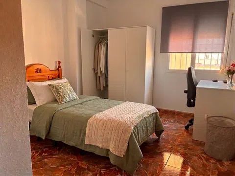 Habitación en Calle Carlinda, 4, San Alberto - La Alcubilla - Florisol, Málaga - alojamiento para estudiantes en Room in Calle Carlinda, 4, San Alberto - La Alcubilla - Florisol, Málaga