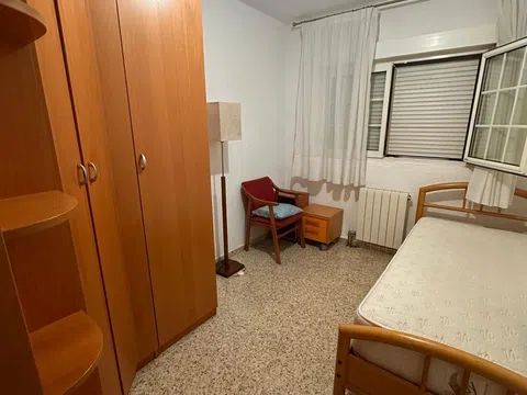 Habitación en Avenida de América, 28, Zaidín, Granada - alojamiento estudiantes en Room in Avenida de América, 28, Zaidín, Granada
