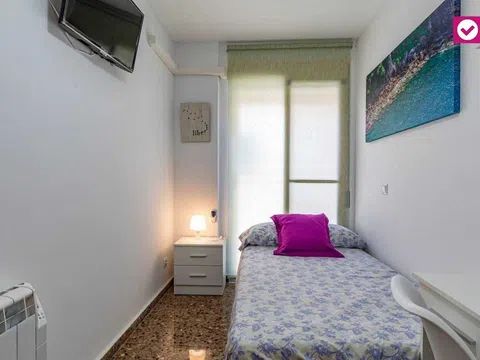 Habitación en Calle de Pere Cabanes, Torrefiel, València - alojamiento para estudiantes en Room in Calle de Pere Cabanes, Torrefiel, València
