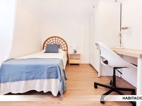 Habitación en Room in Calle Párroco Antonio González Aba - alojamiento en Calle Párroco Antonio González Abato, 10, Su Eminencia - La Oliva, Sevilla