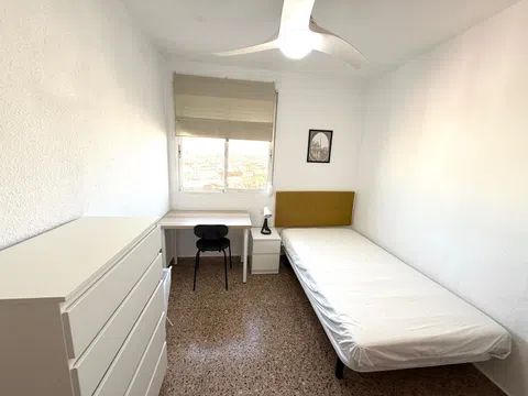 Habitación en Avenida del Doctor Waksman, 15, En Corts, València - alojamiento para estudiantes en Room in Avenida del Doctor Waksman, 15, En Corts, València