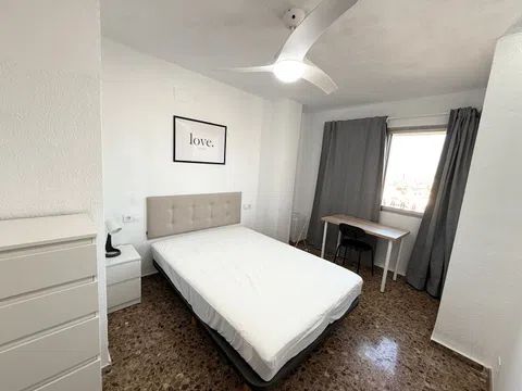 Habitación en Avenida del Doctor Waksman, 15, En Corts, València - alojamiento para estudiantes en Room in Avenida del Doctor Waksman, 15, En Corts, València