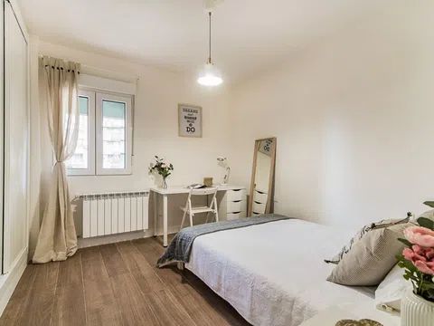 Habitación en Paseo de la Reina Cristina, 23, Jerónimos, Madrid - alojamiento en Paseo de la Reina Cristina, 23, Jerónimos, Madrid