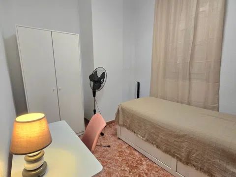 Habitación en Calle del Pintor Salvador Abril, Russafa, València - alojamiento para estudiantes en Room in Calle del Pintor Salvador Abril, Russafa, València